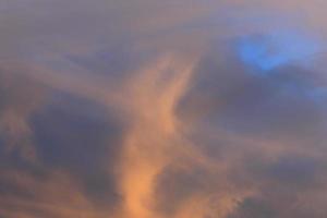 tempestoso tempo metereologico e buio nuvole foto