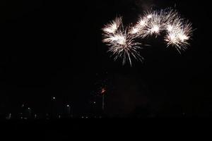 colorato fuochi d'artificio su il nero cielo foto