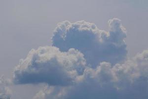 cielo azzurro e nuvole bianche foto