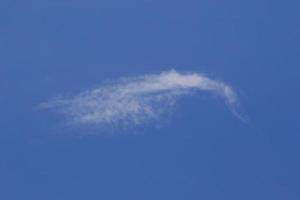 cielo azzurro e nuvole bianche foto