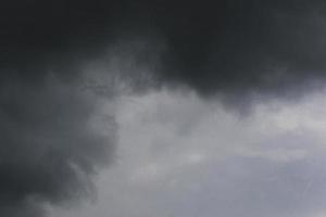 tempestoso tempo metereologico e buio nuvole foto