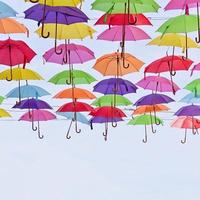 colorato ombrello impiccato su il città strade foto