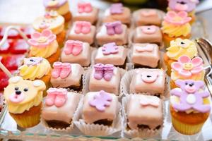 delizioso dolci disposte su il tavolo per evento ricezione foto