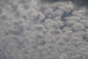 tempestoso tempo metereologico e buio nuvole foto