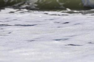 mare schiuma. spruzzo acqua foto