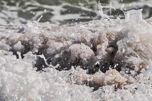 mare schiuma. spruzzo acqua foto