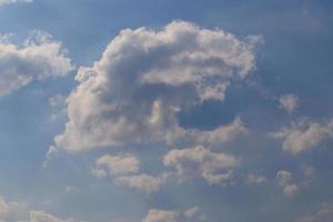 tempestoso tempo metereologico e buio nuvole foto