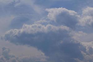 tempestoso tempo metereologico e buio nuvole foto