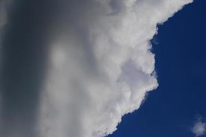 tempestoso tempo metereologico e buio nuvole foto