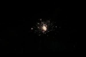 colorato fuochi d'artificio su il nero cielo foto