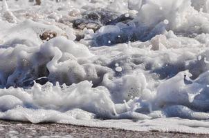 mare schiuma. spruzzo acqua foto