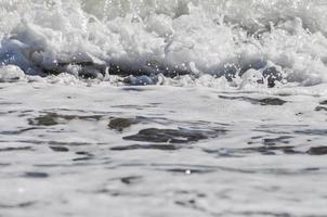 mare schiuma. spruzzo acqua foto