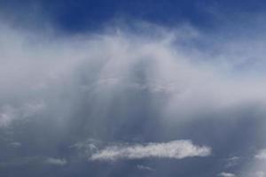 tempestoso tempo metereologico e buio nuvole foto