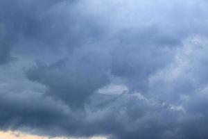 tempestoso tempo metereologico e buio nuvole foto