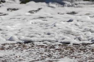 mare schiuma. spruzzo acqua foto