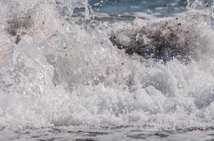 mare schiuma. spruzzo acqua foto