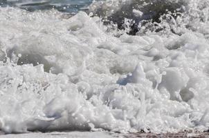 mare schiuma. spruzzo acqua foto