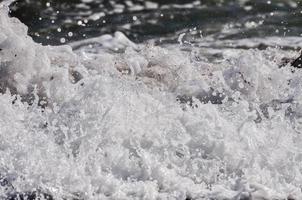 mare schiuma. spruzzo acqua foto