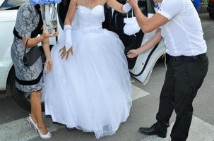 persone porzione il sposa ottenere su a partire dal il auto prima il nozze cerimonia foto