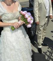 nozze sposa Tenere un' rosa fiore mazzo all'aperto foto