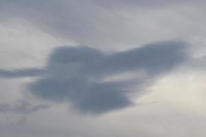 tempestoso tempo metereologico e buio nuvole foto