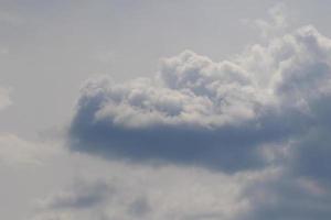 tempestoso tempo metereologico e buio nuvole foto