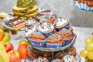 delizioso dolci disposte su il tavolo per evento ricezione foto