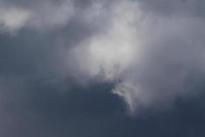 tempestoso tempo metereologico e buio nuvole foto