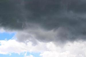 tempestoso tempo metereologico e buio nuvole foto