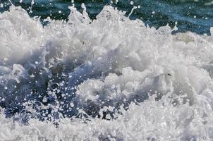 mare schiuma. spruzzo acqua foto