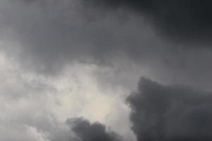 tempestoso tempo metereologico e buio nuvole foto