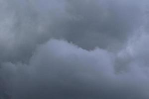 tempestoso tempo metereologico e buio nuvole foto