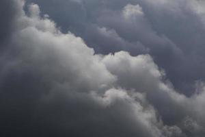 tempestoso tempo metereologico e buio nuvole foto