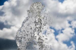 Fontana spruzzi acqua struttura nel il cielo foto
