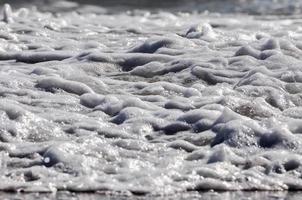 mare schiuma. spruzzo acqua foto