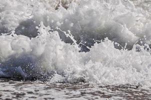 mare schiuma. spruzzo acqua foto