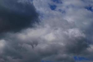 tempestoso tempo metereologico e buio nuvole foto