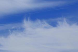 cielo azzurro e nuvole bianche foto