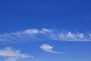 cielo azzurro e nuvole bianche foto