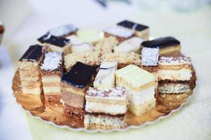 delizioso dolci disposte su il tavolo per nozze ricezione foto