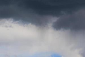 tempestoso tempo metereologico e buio nuvole foto