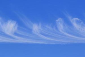 cielo azzurro e nuvole bianche foto