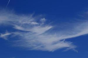 cielo azzurro e nuvole bianche foto