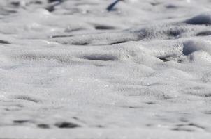 mare schiuma. spruzzo acqua foto