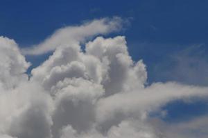 tempestoso tempo metereologico e buio nuvole foto