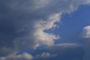 tempestoso tempo metereologico e buio nuvole foto