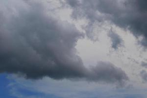 tempestoso tempo metereologico e buio nuvole foto