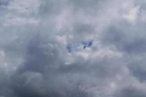 tempestoso tempo metereologico e buio nuvole foto