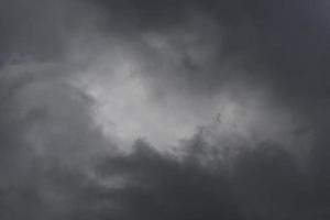 tempestoso tempo metereologico e buio nuvole foto