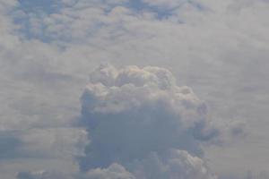 tempestoso tempo metereologico e buio nuvole foto